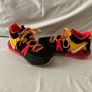 Nike youth Lebron Witness Basketball
Shoes size 5.5 U.S.